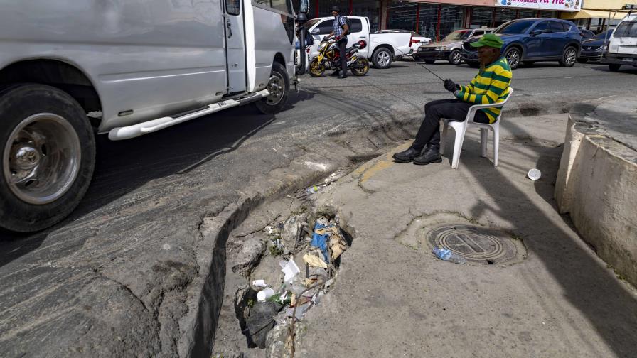 Vehículos pesados dañan esquina en Santo Domingo Este