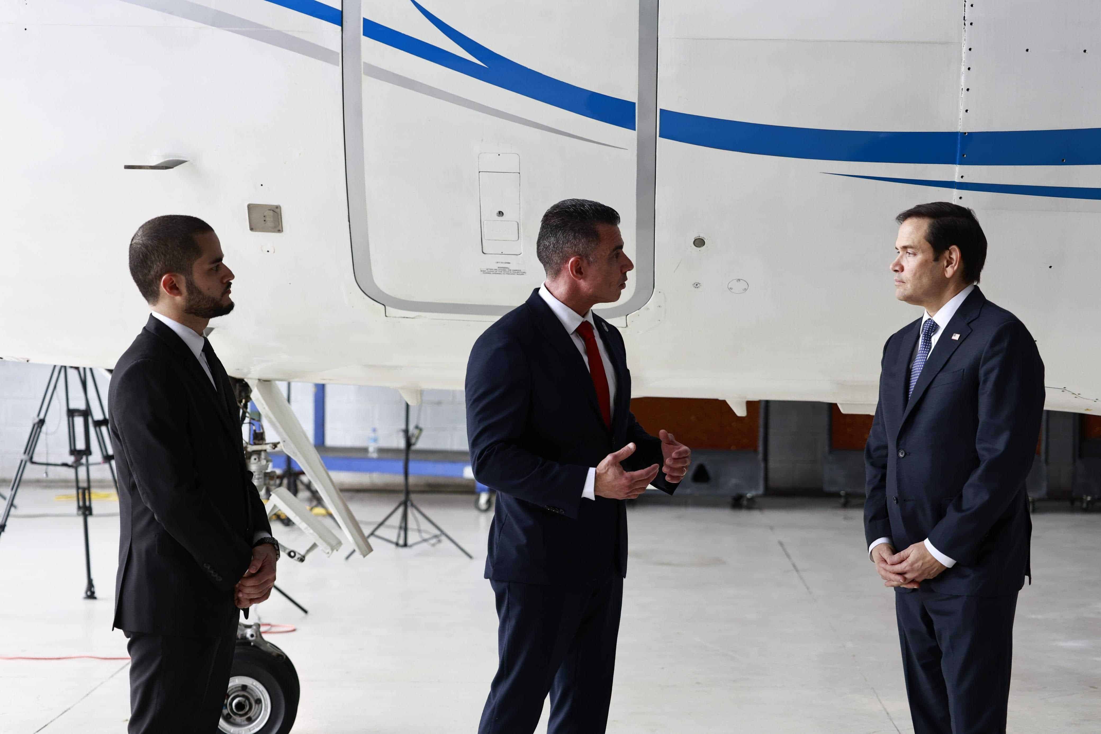 El secretario de Estado de Estados Unidos, Marco Rubio (primero de derecha a izquierda) junto a funcionarios al momento de incautar avión de venezuela en Santo Domingo.