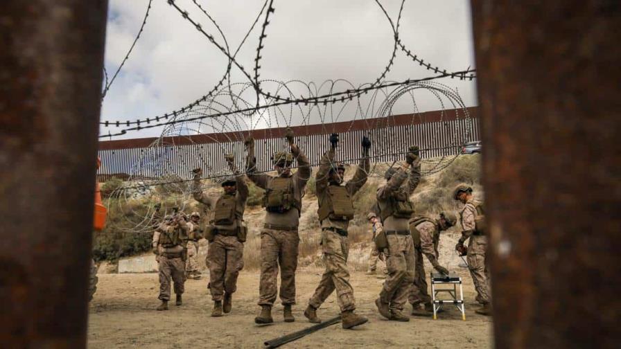 EE.UU. refuerza con alambres de púas el muro fronterizo en la ciudad mexicana de Tijuana