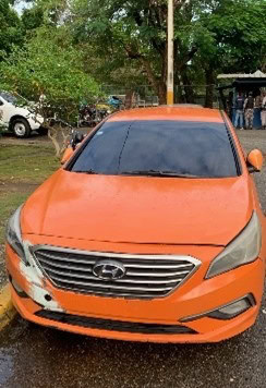 Carro Hyundai Sonata que habrían utilizado los miembros de la banda para cometer los asaltos.