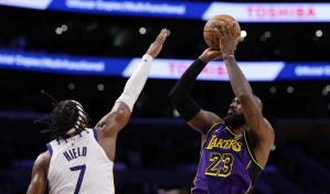 LeBron anota 42 puntos y supera los 37 de Curry, en victoria de Lakers, 120-112 sobre Warriors