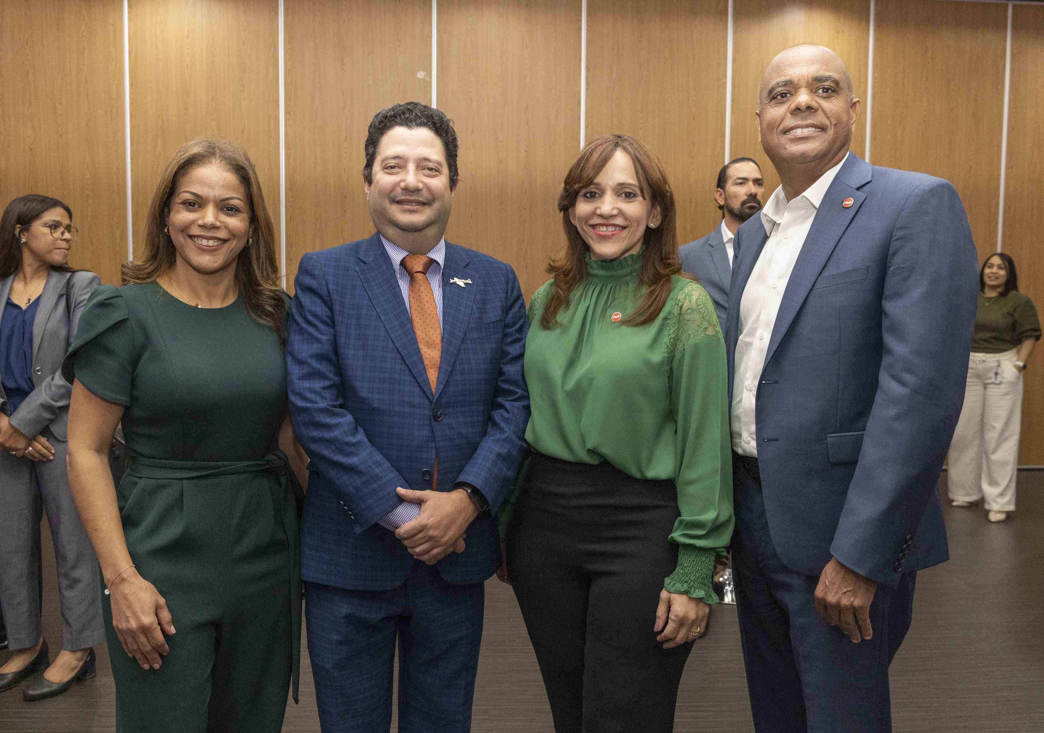 Rosa Guerra, Engelbert Reyes, Tammy Vásquez y José Berd.