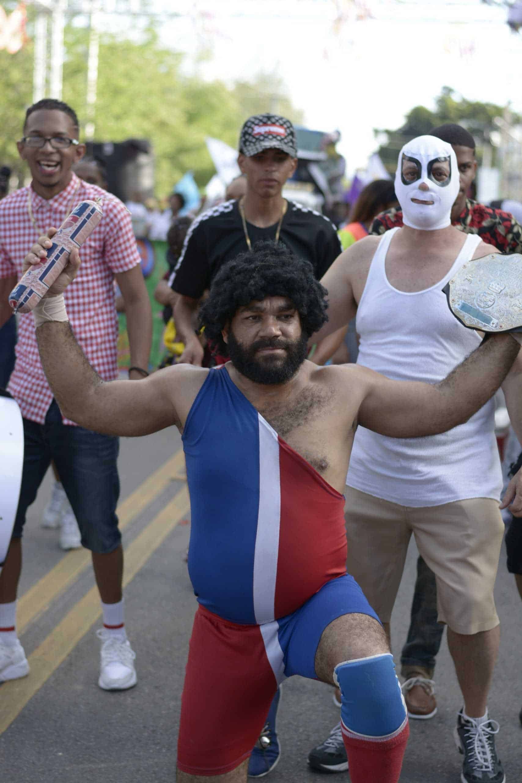 Un hombre personifica al famoso luchador Jack Veneno.