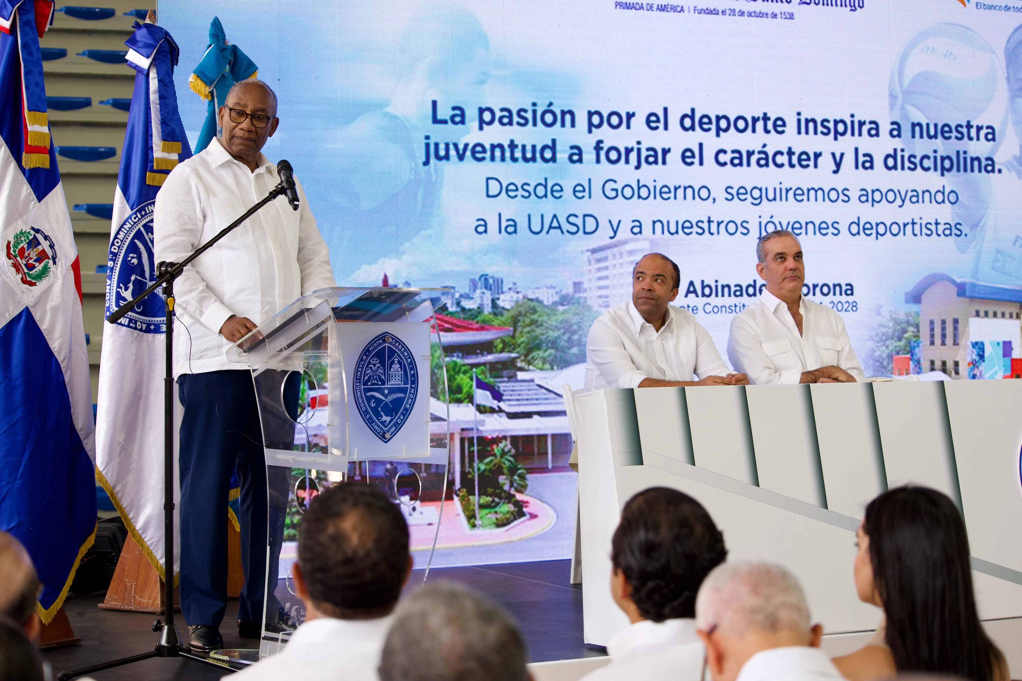 El rector de la UASD, Editrudis Beltrán Crisóstomo.