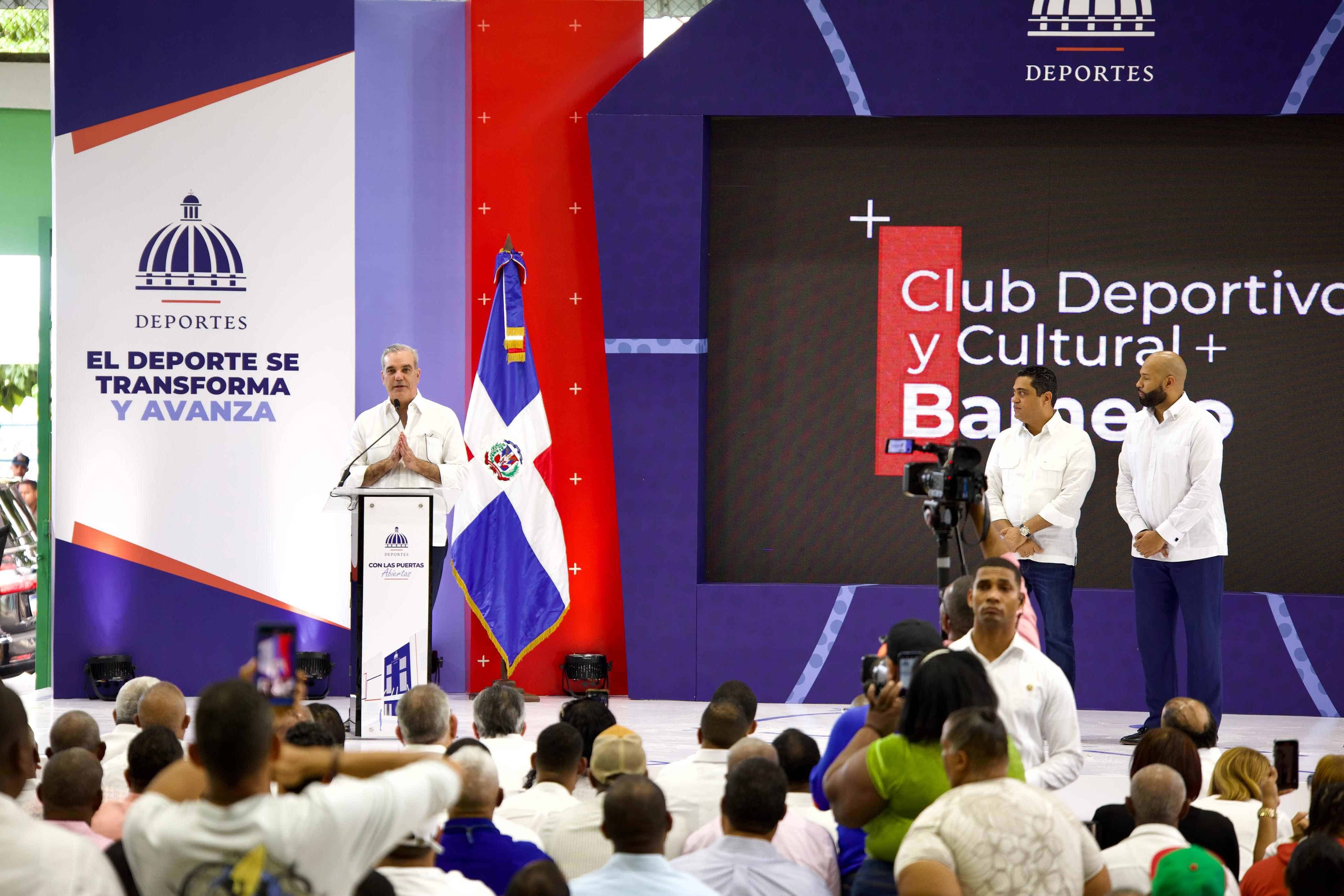 El presidente Luis Abinader además participó del remozamiento del Club Deportivo y Cultural BAMESO.