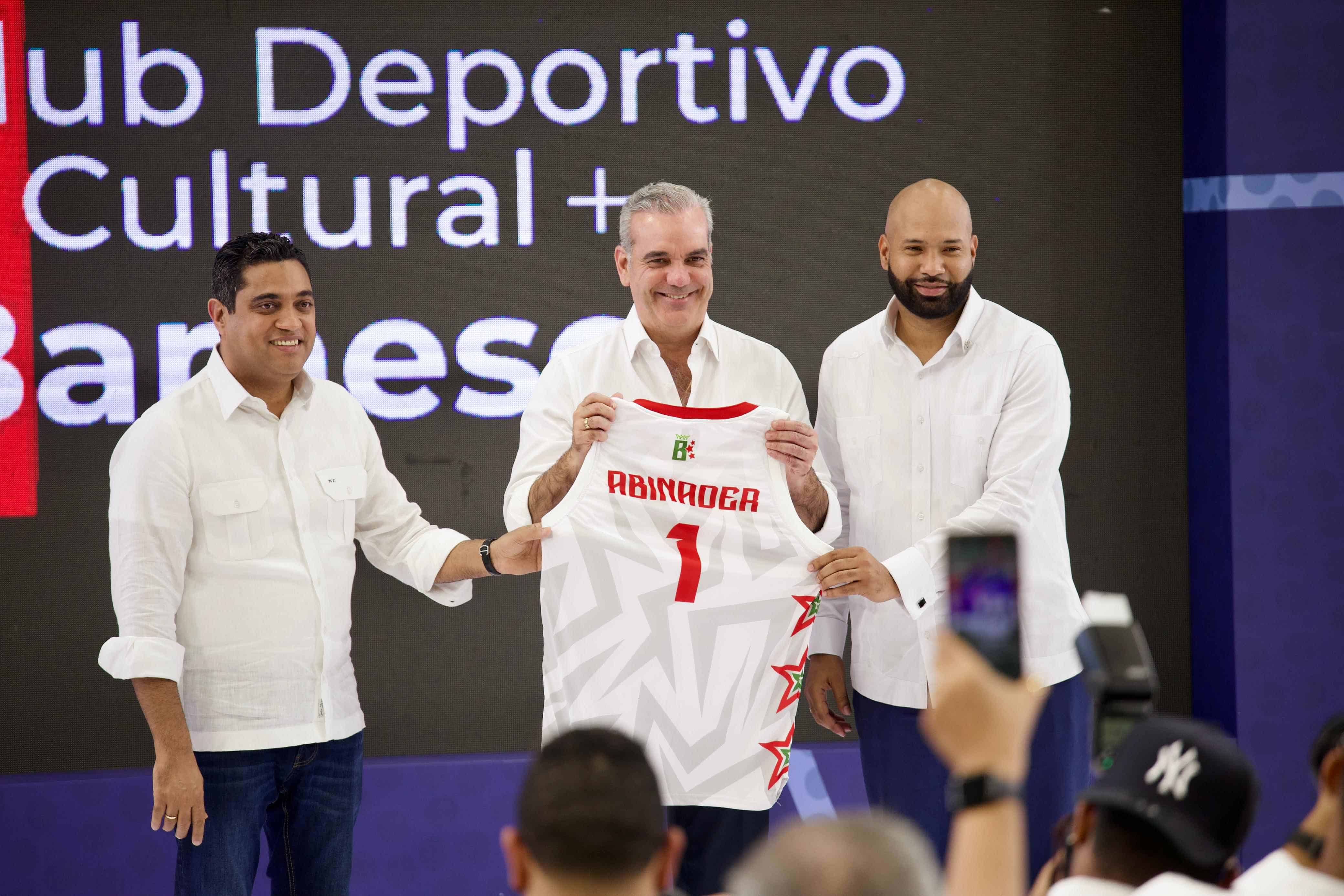 El presidente Luis Abinader recibe una camiseta simbólica del club BAMESO.