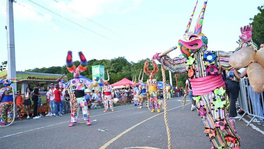 Santiago vibra de color con inicio de su carnaval 2025: un desfile de cultura, familia y diversión