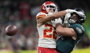 Decisiones arbitrales afectan significativamente el primer cuarto del Super Bowl