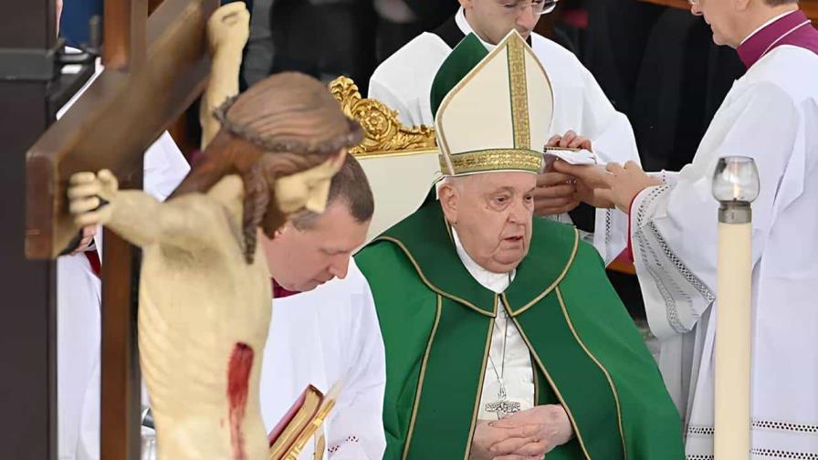 El papa interrumpe la lectura de su homilía por dificultades en la respiración