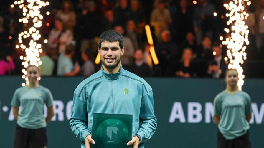 Alcaraz conquista su primer título bajo techo al vencer a De Miñaur en Róterdam