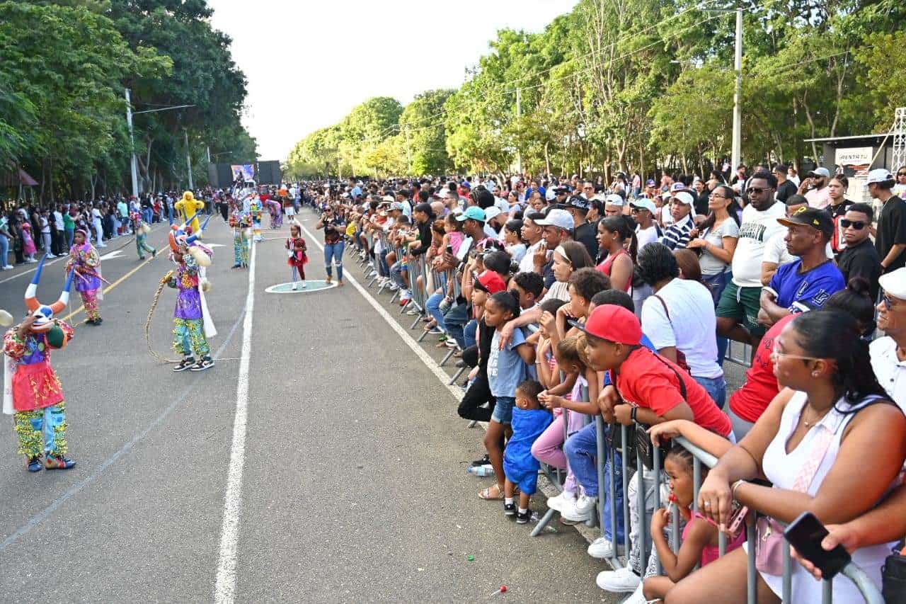 El público disfrutando el desfile. 