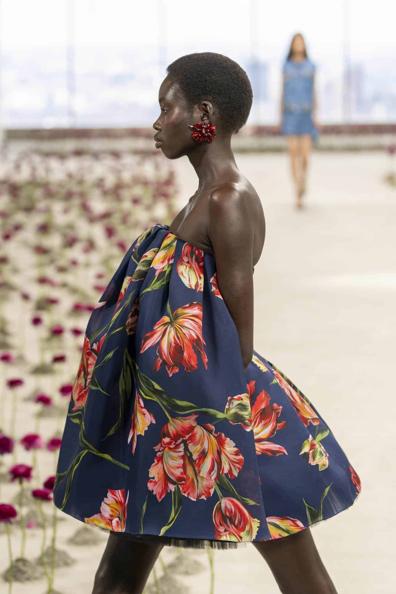  Una modelo luce prendas de Carolina Herrera, diseñadas por Wes Gordon en el marco de la Semana de la Moda este lunes, en Nueva York (Estados Unidos). 