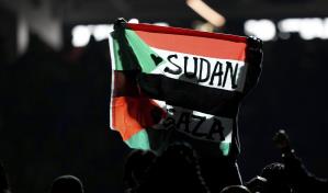 Artista del Super Bowl detenido tras desplegar bandera sudanesa-palestina Artista del Super Bowl detenido tras desplegar bandera sudanesa-palestina