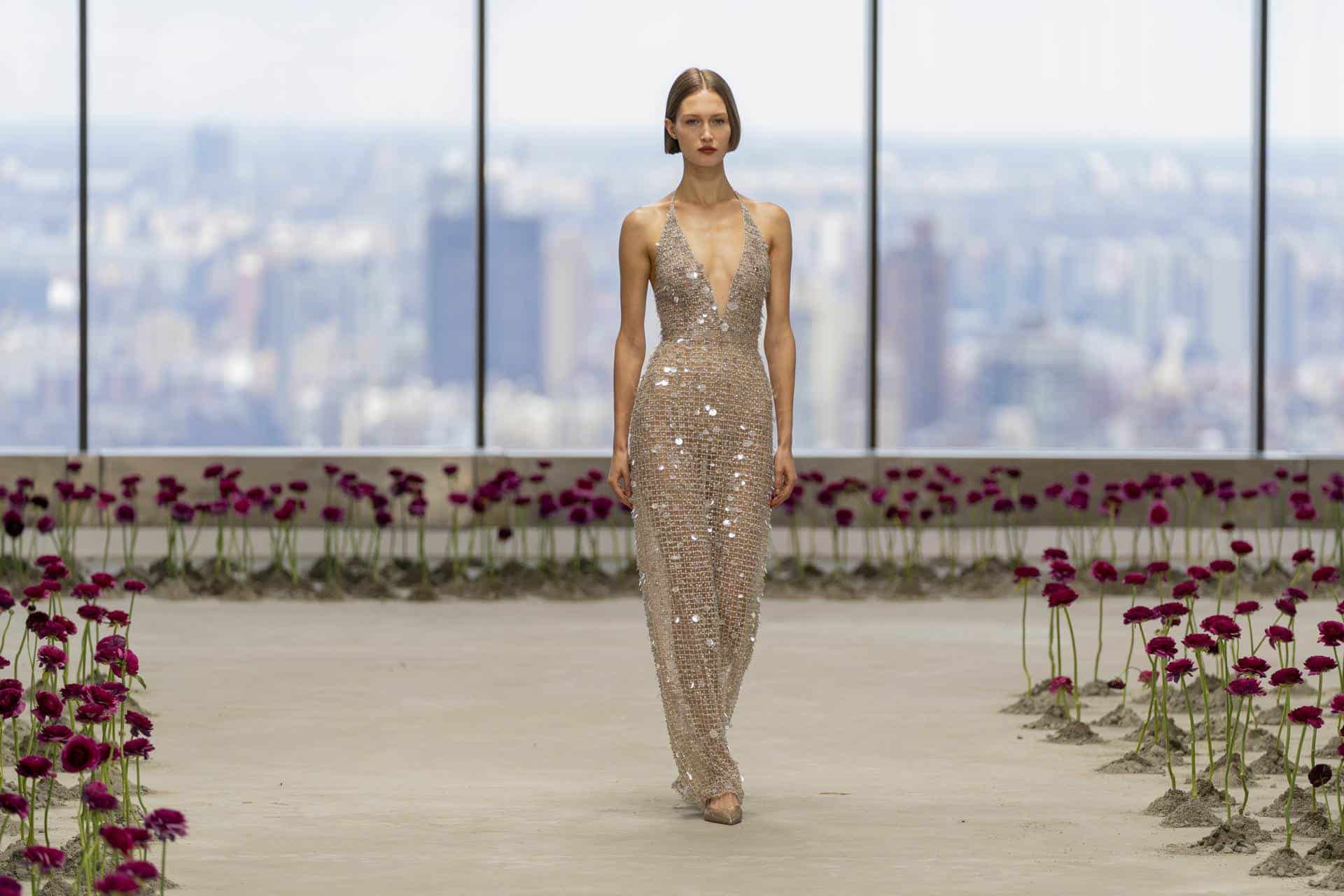  Una modelo luce prendas de Carolina Herrera, diseñadas por Wes Gordon en el marco de la Semana de la Moda este lunes, en Nueva York (Estados Unidos). 