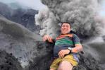Influencer posa frente a volcán en erupción en Indonesia, desatando controversia en redes