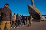 Un primer avión con 119 migrantes deportados de EEUU aterriza en Panamá Un primer avión con 119 migrantes deportados de EEUU aterriza en Panamá