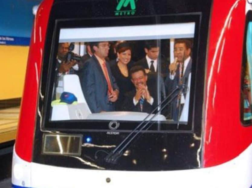 El primer viaje del metro. El presidente de entonces, Leonel Fernández guió el tren.