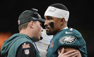 Kellen Moore, coordinador de los campeones Eagles, será el entrenador en jefe de los Saints