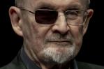 Salman Rushdie testifica contra el hombre acusado de apuñalarlo en 2022