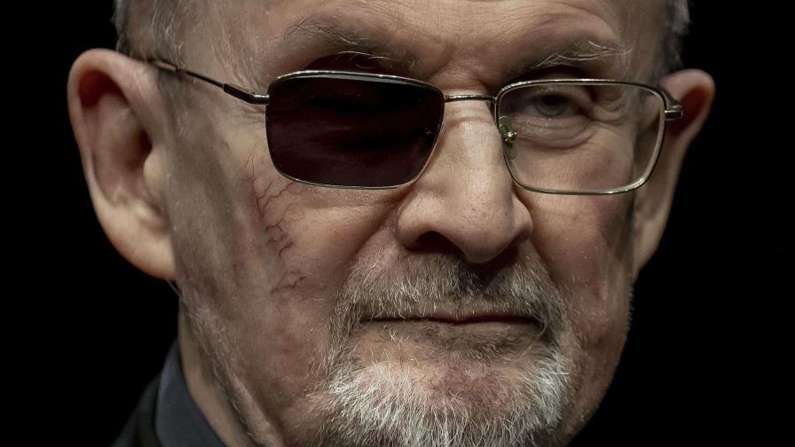 Salman Rushdie testifica contra el hombre acusado de apuñalarlo en 2022