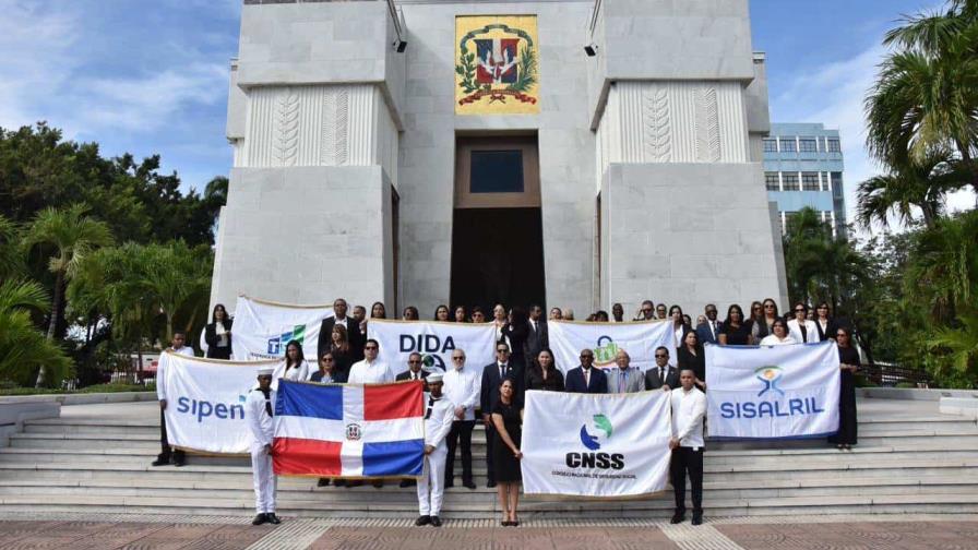 Instituciones de la Seguridad Social depositan ofrenda floral con motivo del Mes de la Patria