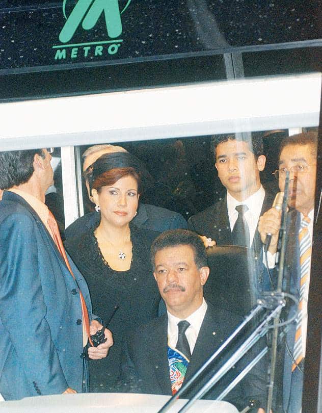 El presidente Leonel Fernández durante el primer recorrido en el Metro de Santo Domingo el 27 de febrero de 2008, once meses antes de su inauguración oficial