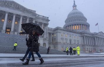 La nieve y la lluvia helada azotan el este de EE. UU., California se prepara para inundaciones