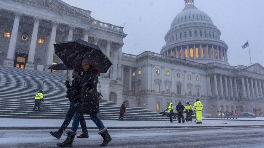 La nieve y la lluvia helada azotan el este de EE. UU., California se prepara para inundaciones