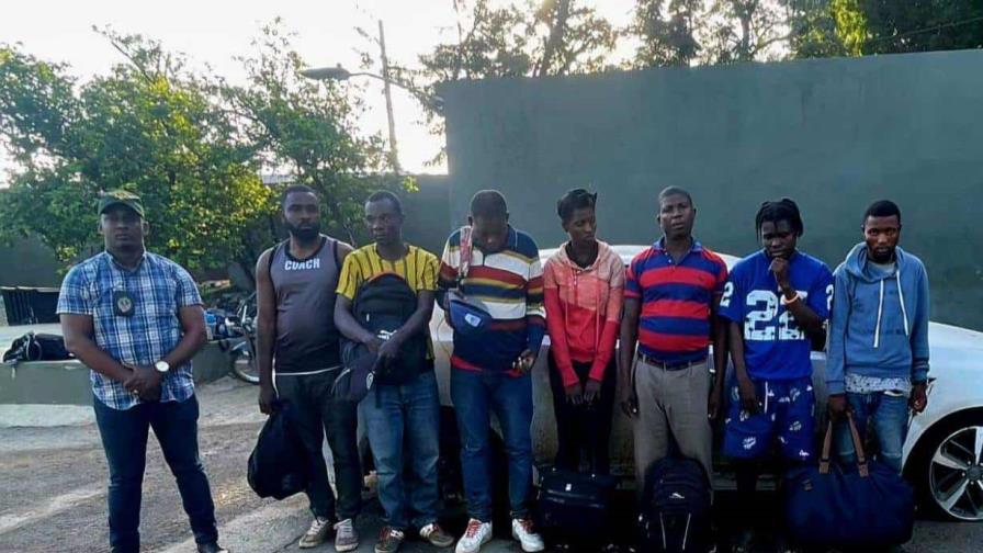 Detienen a 27 haitianos indocumentados y a un dominicano acusado de tráfico de migrantes en Valverde