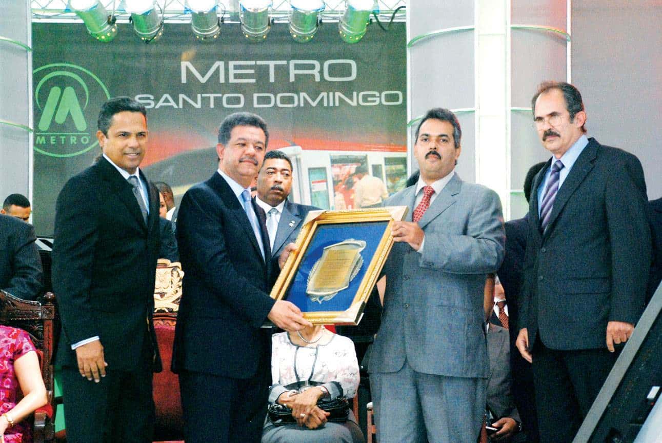 En la inauguración del Metro de Santo Domingo, los contratistas entregaron una placa de agradecimiento al presidente Leonel Fernández.