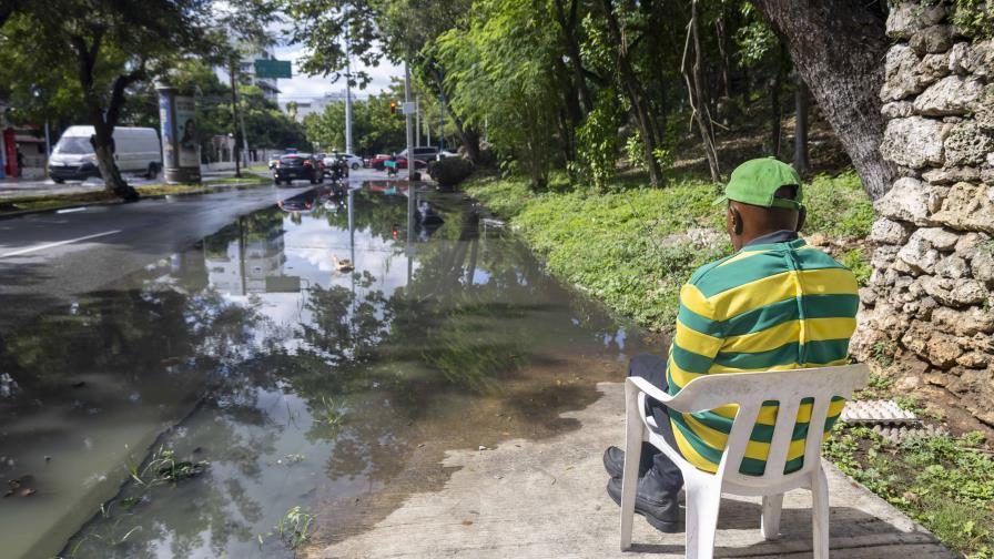 Vecinos afectados por la falta de mantenimiento del sistema sanitario en calle José Contreras