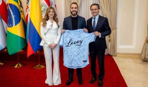 El Licey obsequia chaqueta firmada al presidente Nayib Bukele
