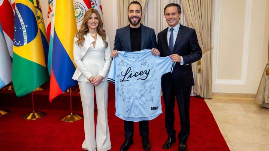 El Licey obsequia chaqueta firmada al presidente Nayib Bukele