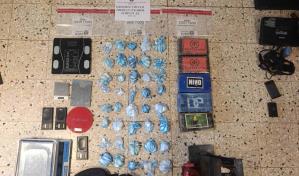 Detienen 20 personas vinculadas a punto de droga que funcionaba en edificio del sector Villa Faro