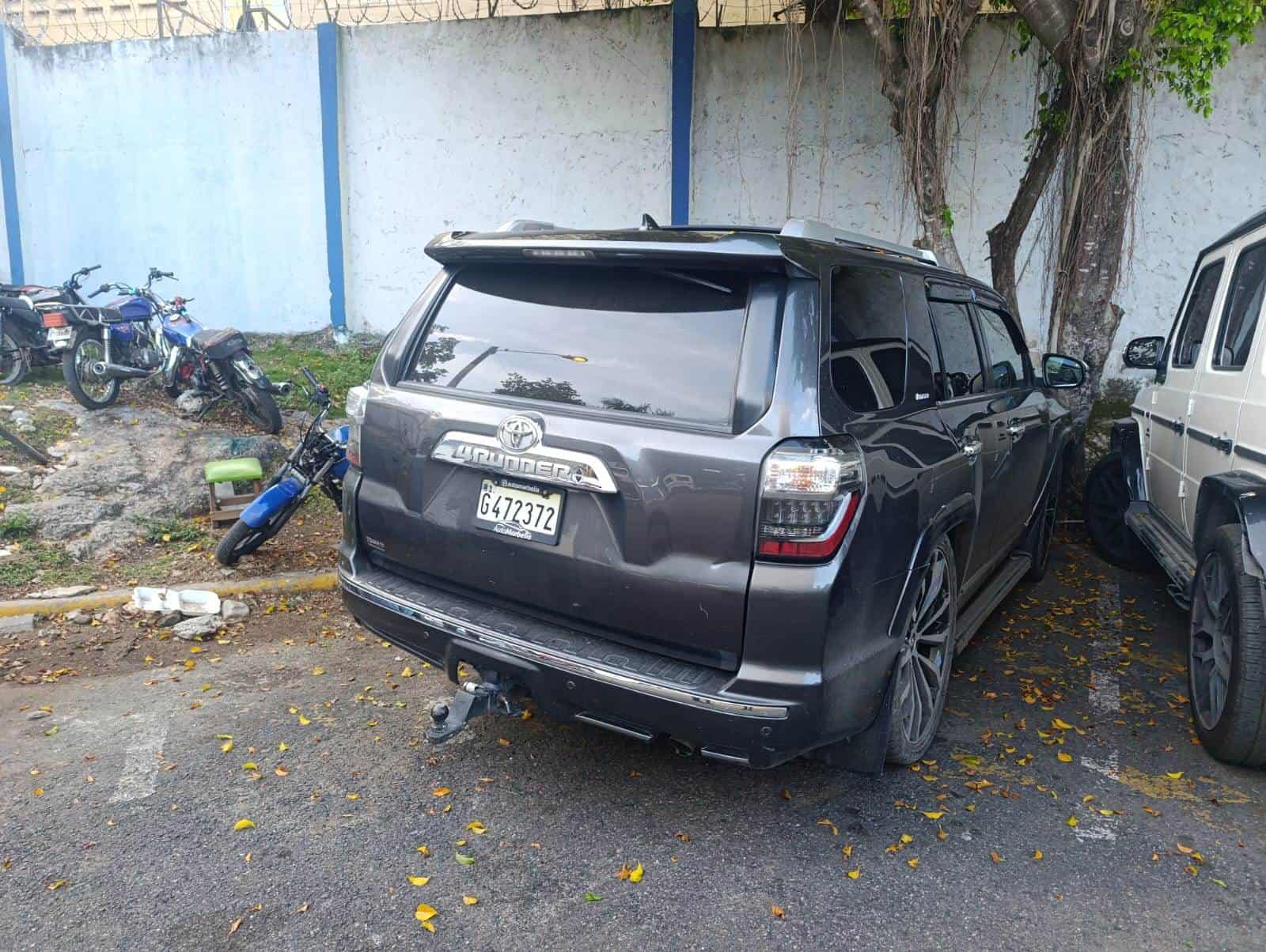 Vehiculos incautados mediante allanamiento en Villa Faro.