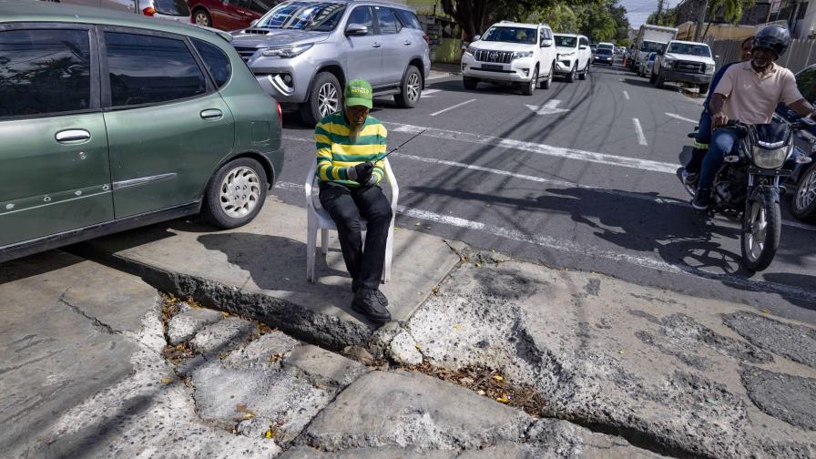 Badén deteriorado en la esquina de la calle  Juan Sánchez Ramírez y Benito Monción