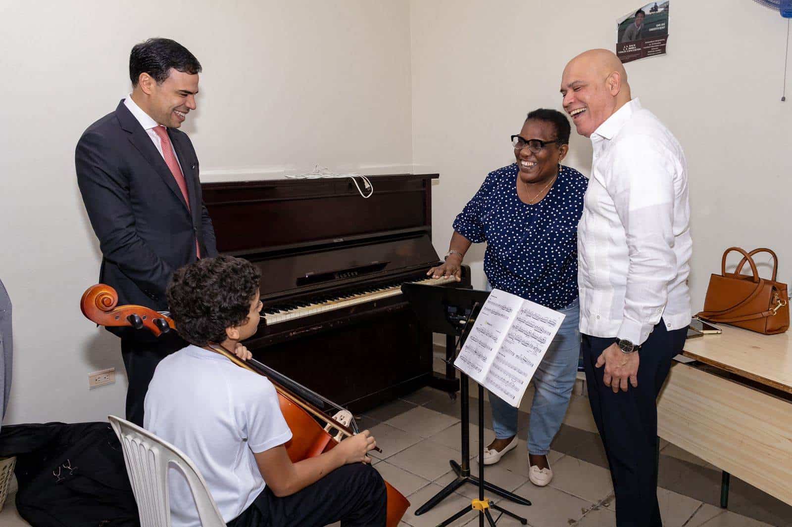 Roberto Ángel Salcedo visitó las salas de estudio.