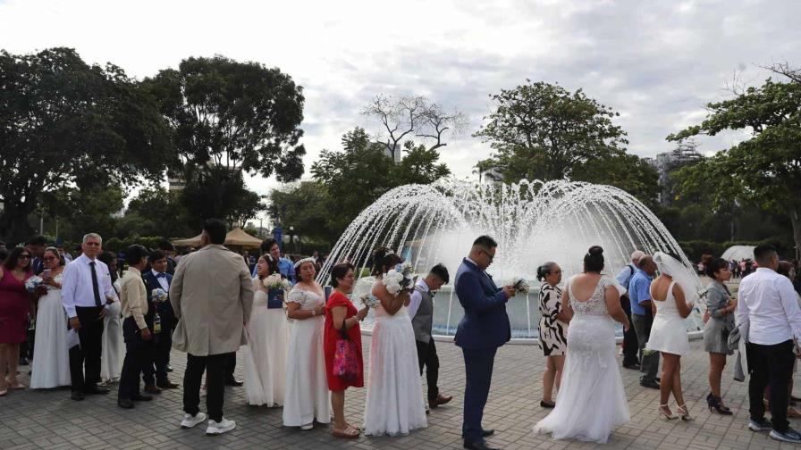 Más de cien parejas se casan en Lima en vísperas del Día del amor y la amistad