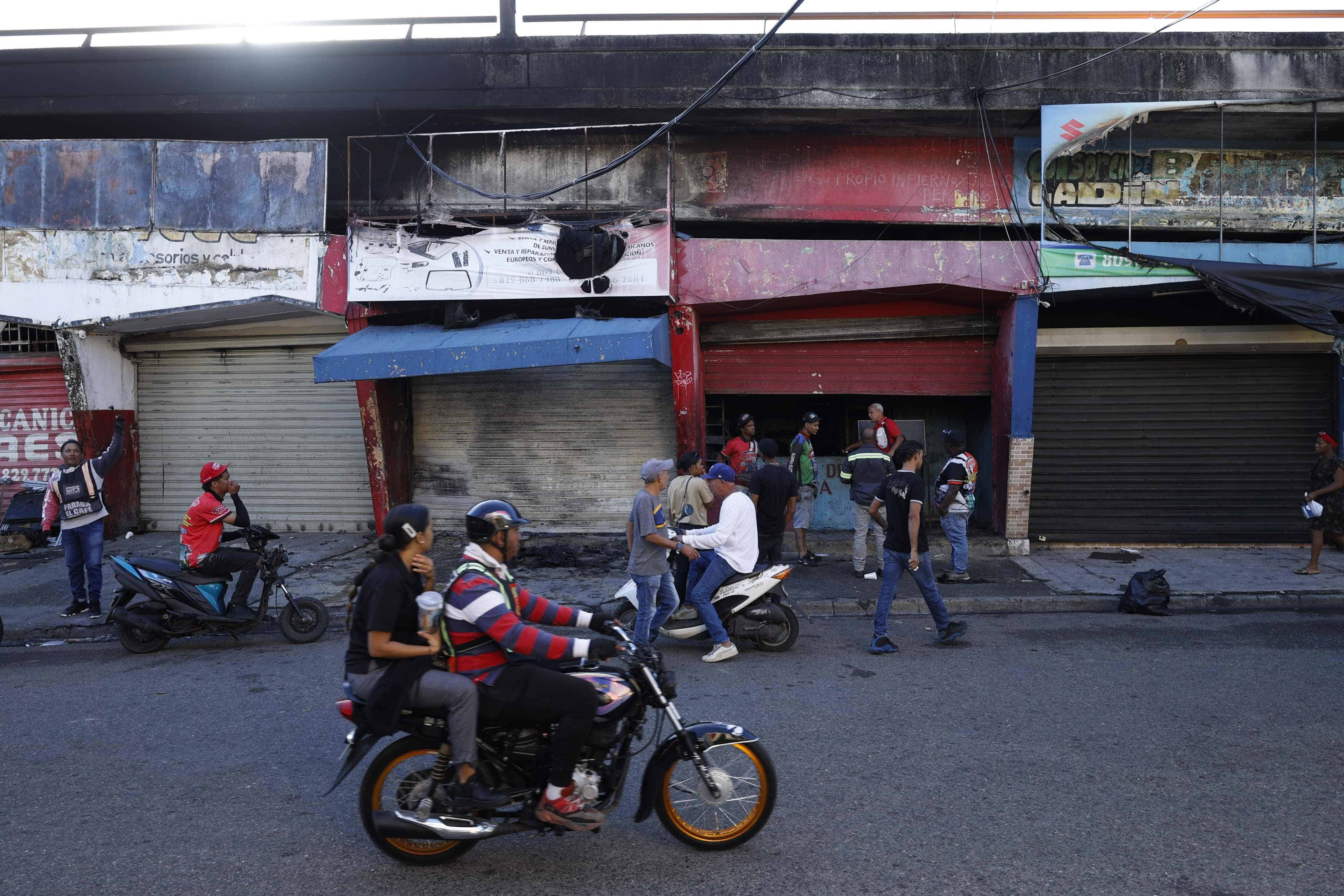 Vista panorámica de cuatro de seis negocios afectados por el incendio. 