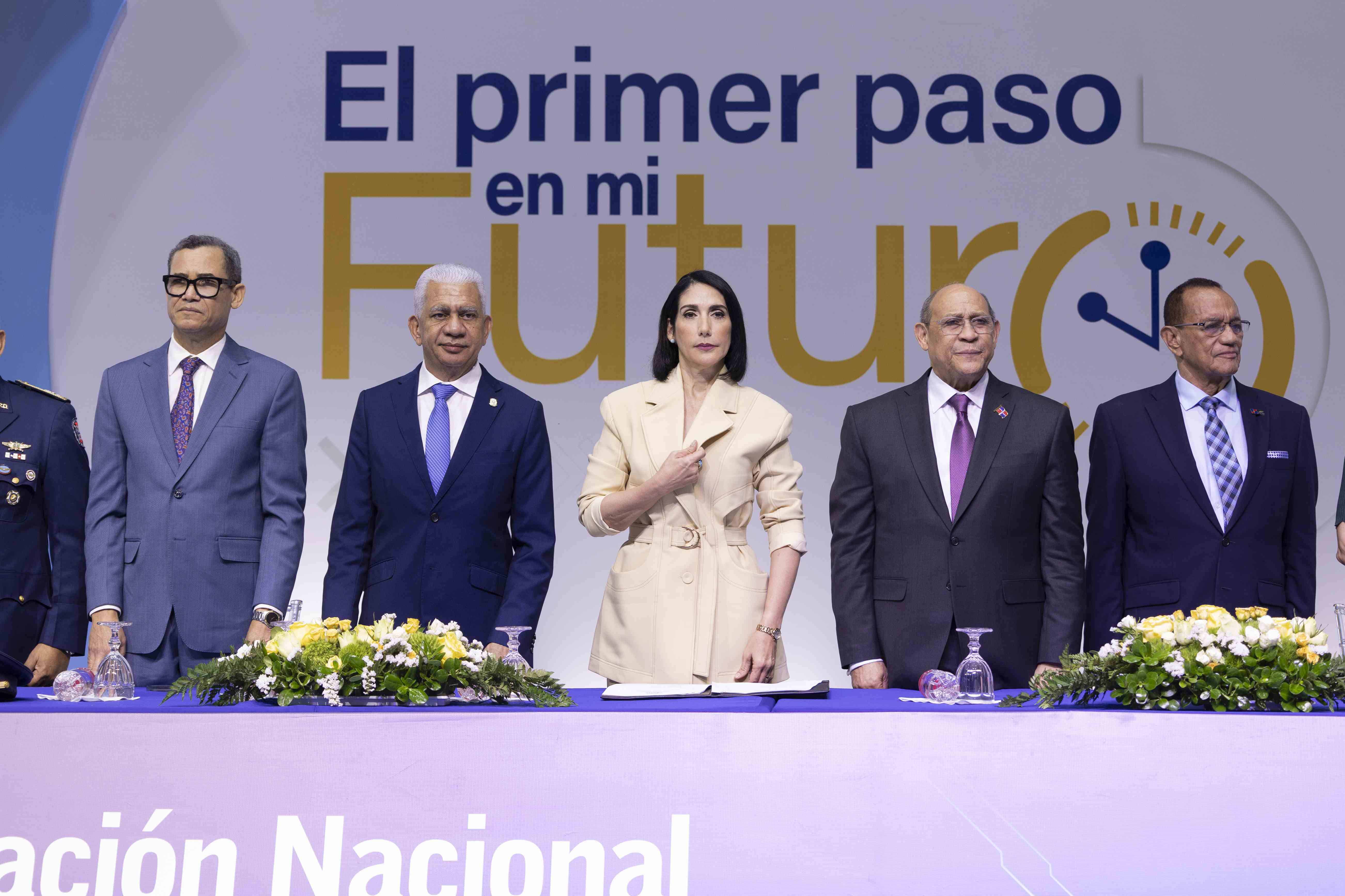 Autoridades durante acto de graduación. 