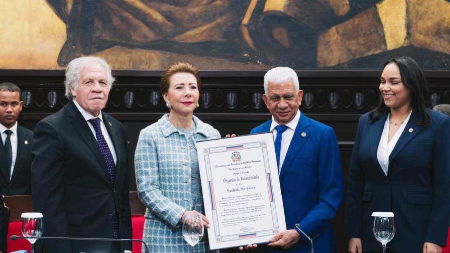Melba Segura de Grullón recibe reconocimiento por el Senado de la República Melba Segura de Grullón recibe reconocimiento por el Senado de la República