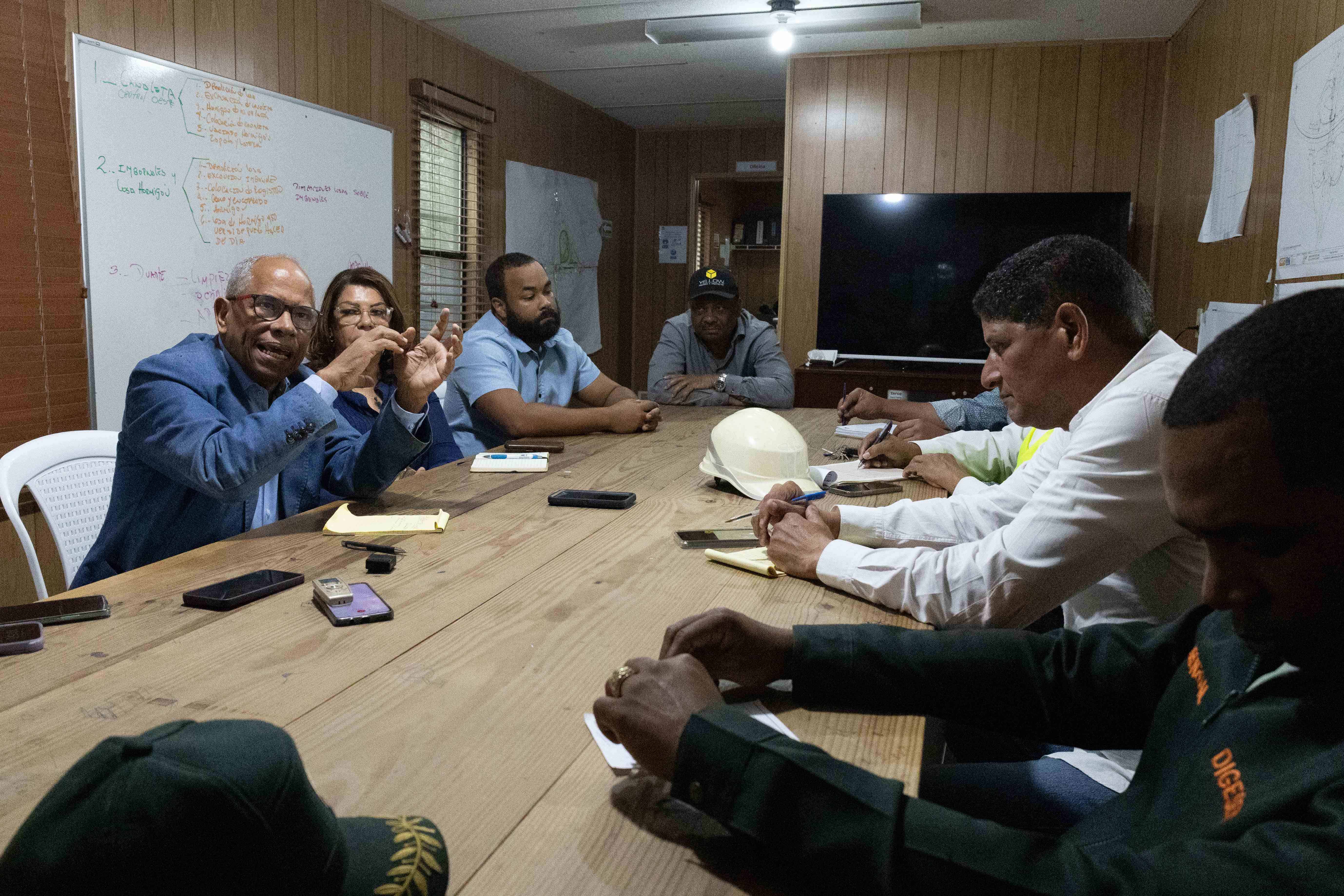 Onéximo González, lidera la  reunión del equipo técnico.  