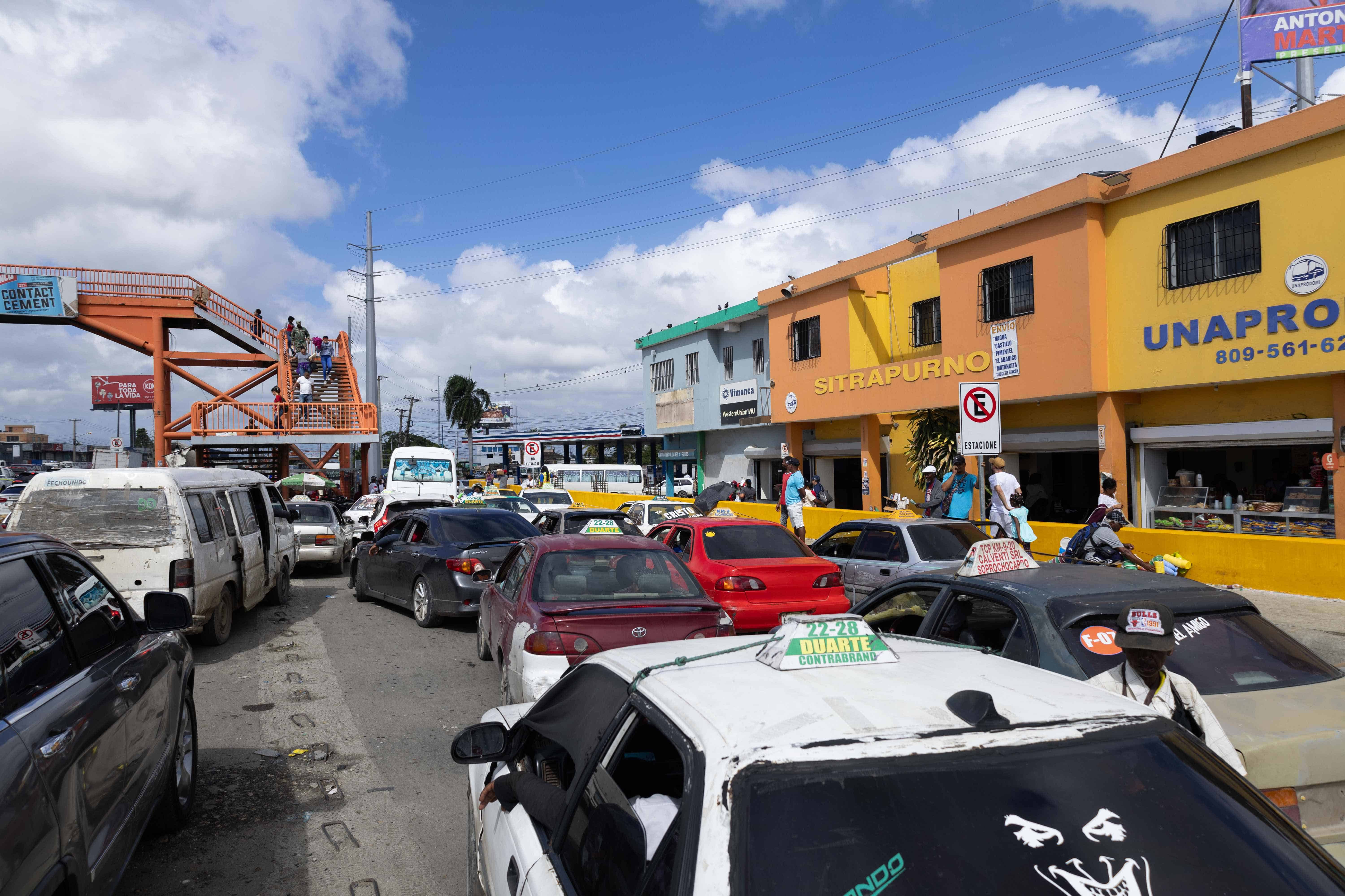 Carros del concho que ocupan espacio liberado de la autopista Duarte.