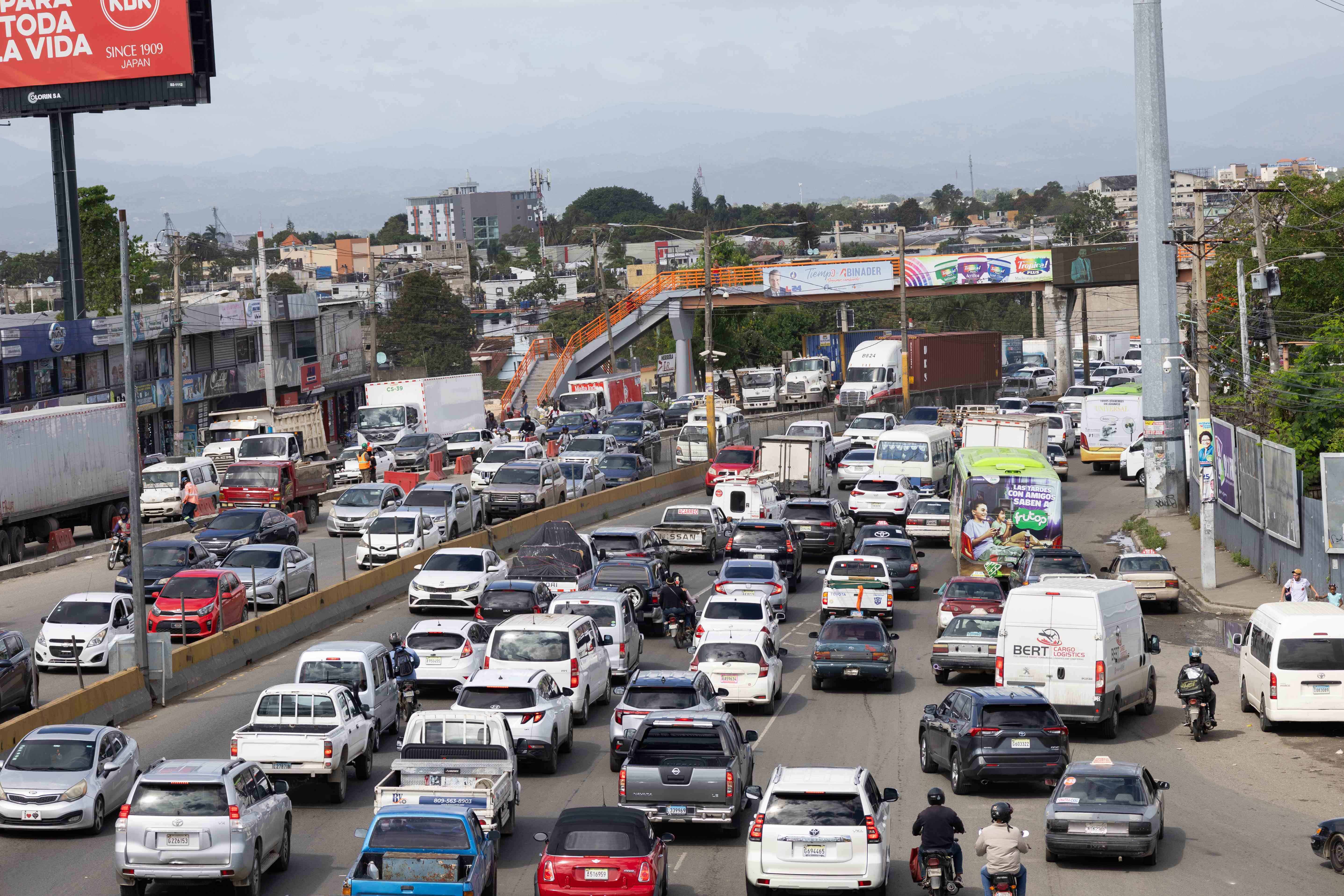 Tapón en ambas direcciones a las 11:00  de la mañana del viernes.