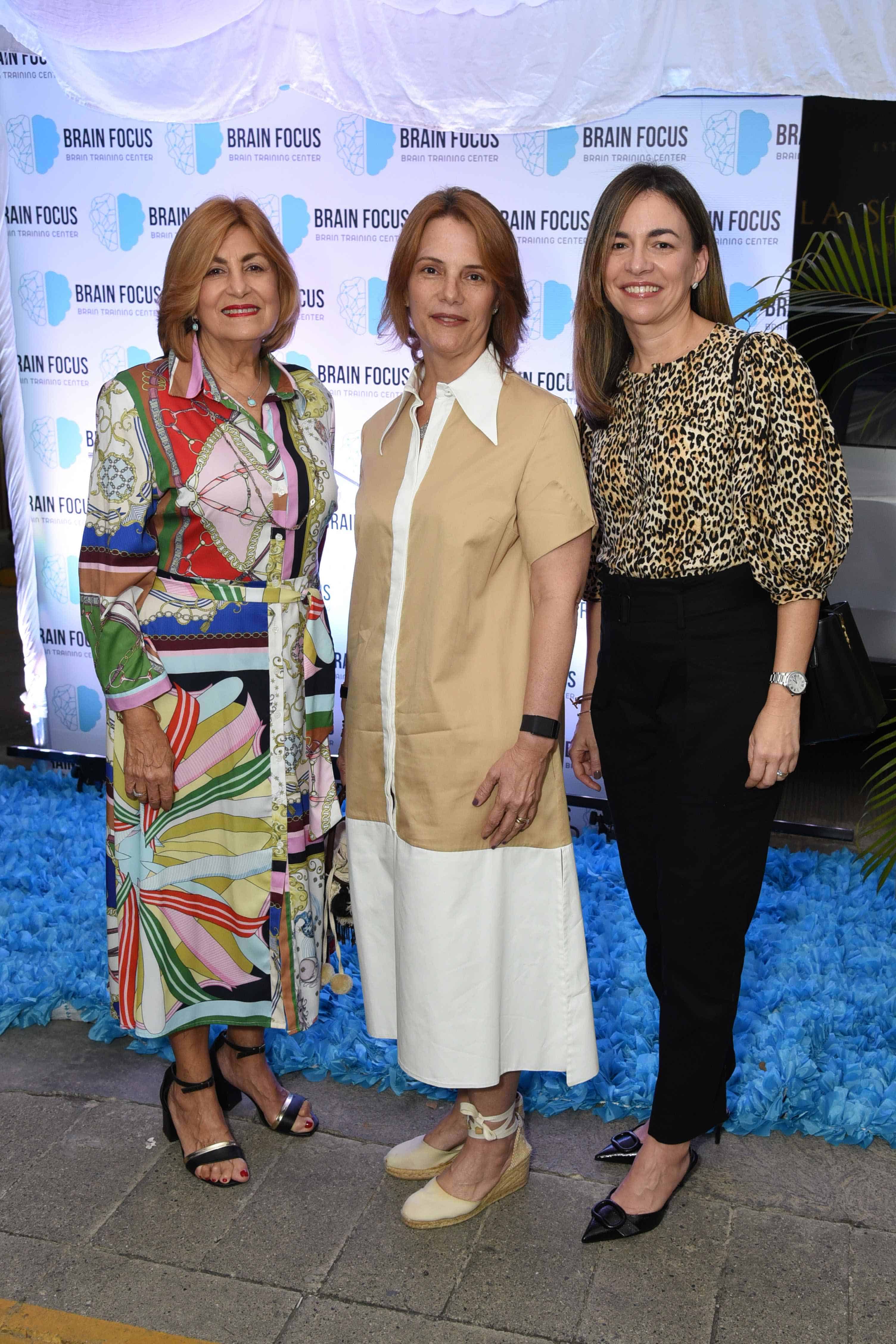 Mercedes de Herrera, Elaine Herrera y Alexandra Herrera.