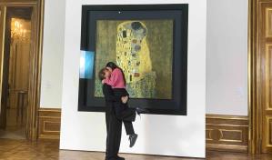 Besarse con arte ante El Beso de Klimt, una propuesta distinta para San Valentín Besarse con arte ante El Beso de Klimt, una propuesta distinta para San Valentín