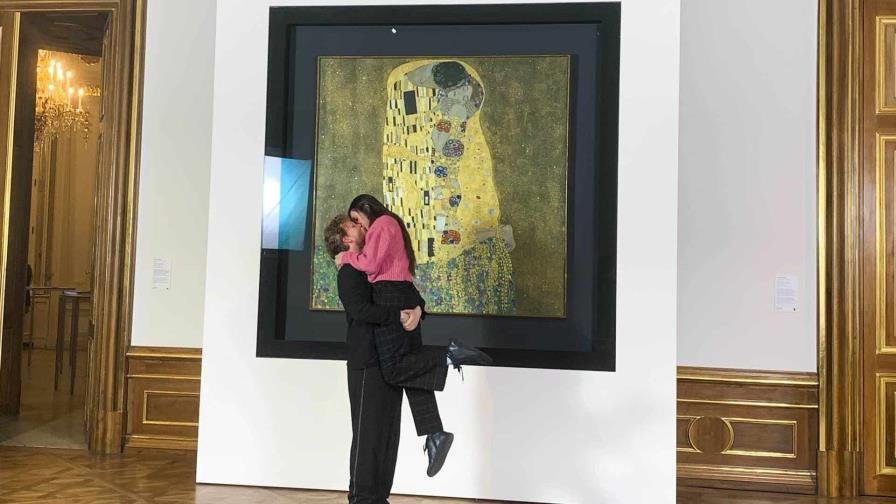 Besarse con arte ante El Beso de Klimt, una propuesta distinta para San Valentín