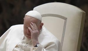 Papa se reunió con número 2 del Vaticano en el hospital para hablar de candidatos a la santidad