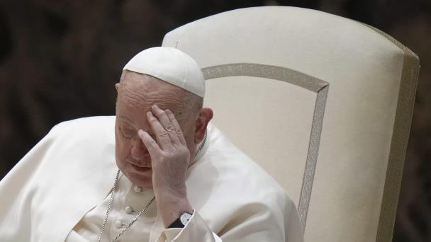 Papa se reunió con número 2 del Vaticano en el hospital para hablar de candidatos a la santidad