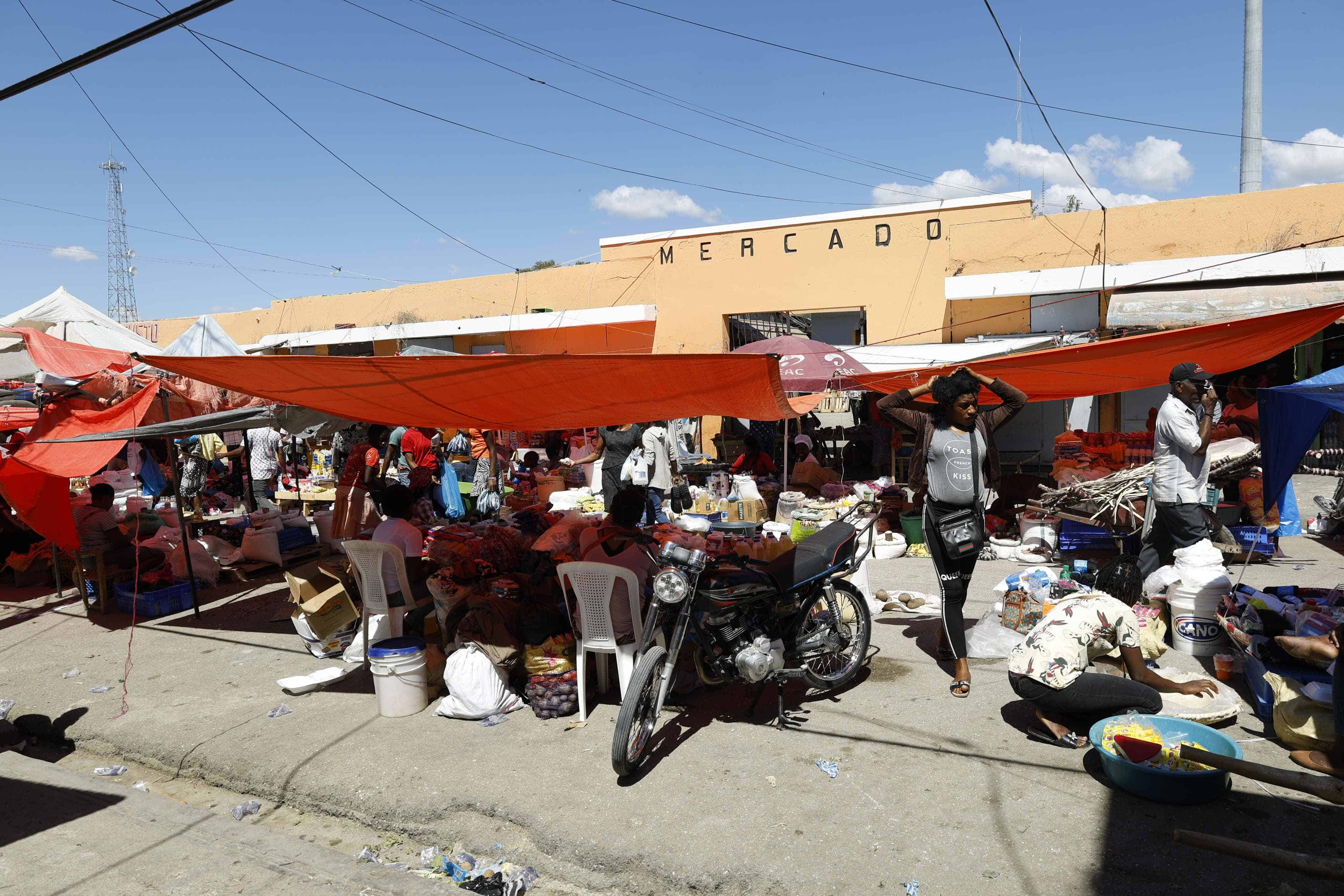 Una mujer camina en el mercado binacional de Elías Piña.